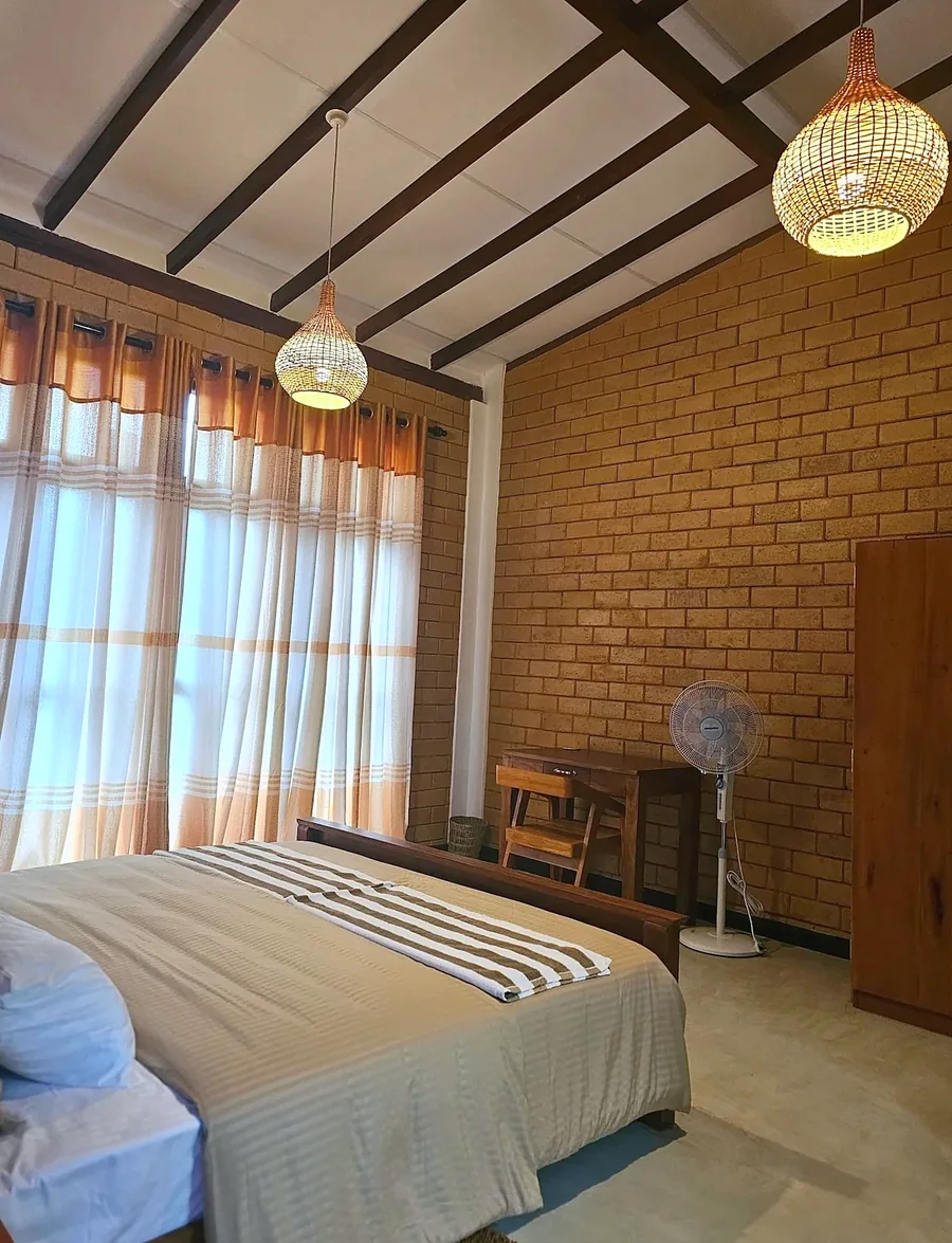 غرفة نوم بأغطية مخططة وجدران من الطوب — Syndeo Garden, هيكادوا
