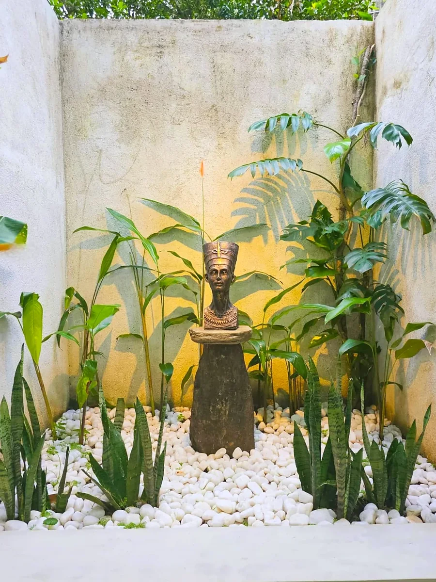 فناء مزروع بالنباتات وتمثال بوذا للزينة — Syndeo Garden, هيكادوا