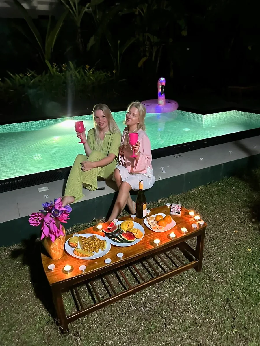 عشاء هادئ بجوار المسبح — Syndeo Garden, هيكادوا
