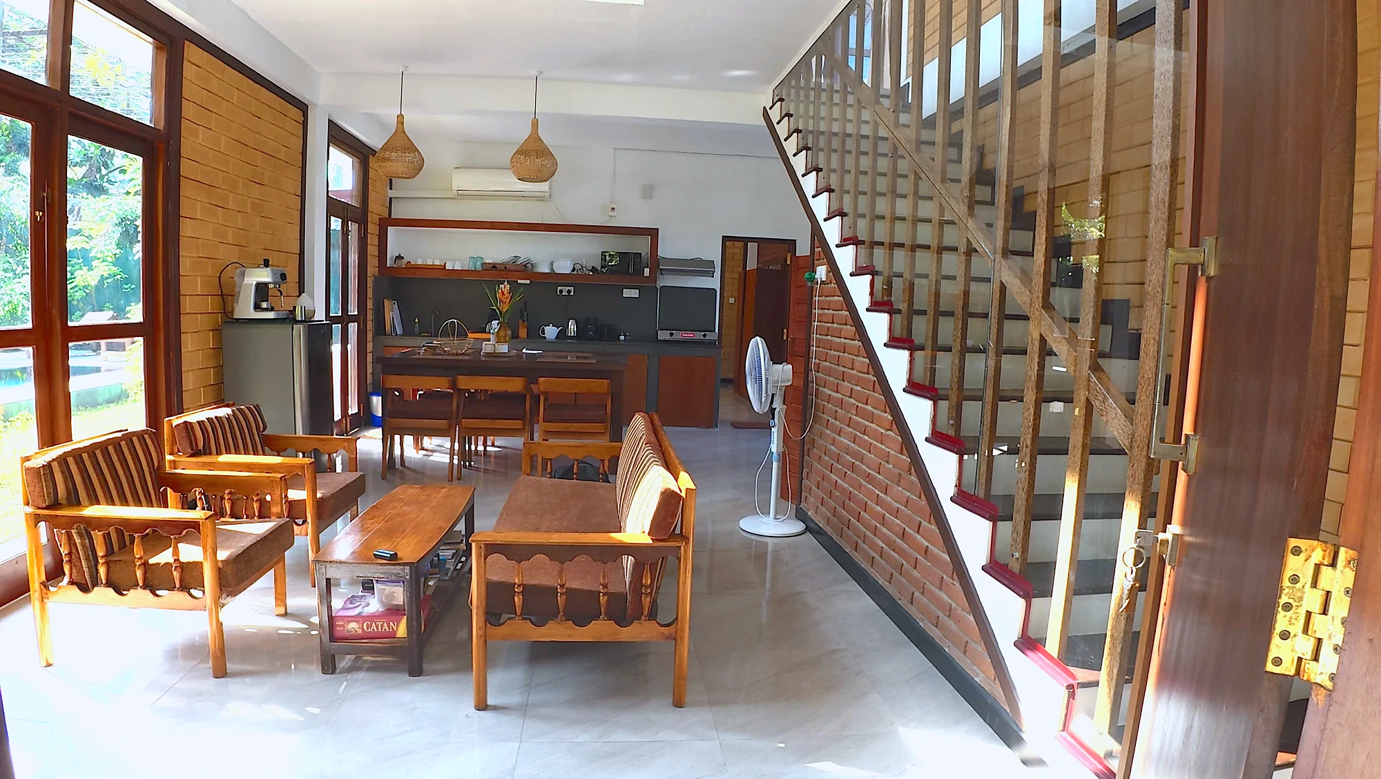 مساحة معيشة وطعام رحبة مع درج خشبي — Syndeo Garden, هيكادوا