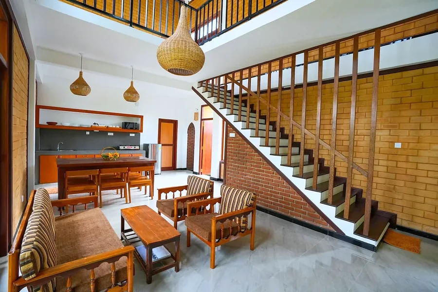 مساحة معيشة وطعام رحبة مع درج خشبي — Syndeo Garden, هيكادوا