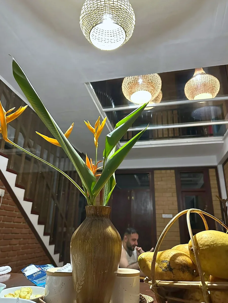 زهور استوائية على طاولة الفيلا — Syndeo Garden, هيكادوا